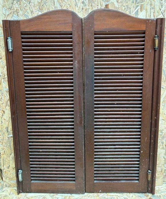 Porta antiga, vai e vem de duas folhas, aptas a serem usadas