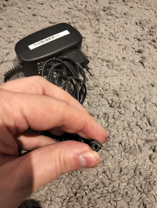 Zasilacz 5,5x2,1 mm czarny 2 metry 12V 1 A