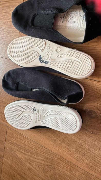 Duas sapatilhas de ginástica para rapazes