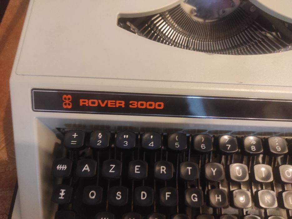 Máquina de escrever Azert 3000 vintage.