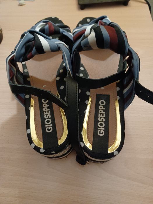 Sandálias plataforma marca Gioseppo