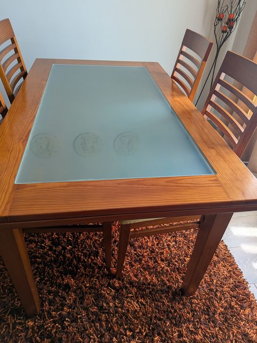 Mesa de jantar com 4 cadeiras