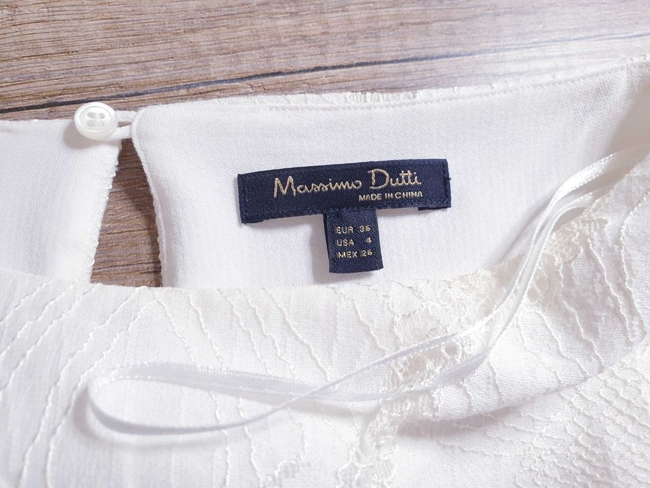 Blusa em renda branca da marca Massimo Dutti.