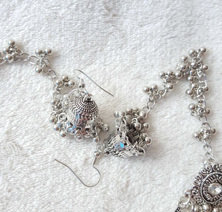 Duże długie kolczyki srebrny kolor białe cyrkonie dzwonki Bollywood