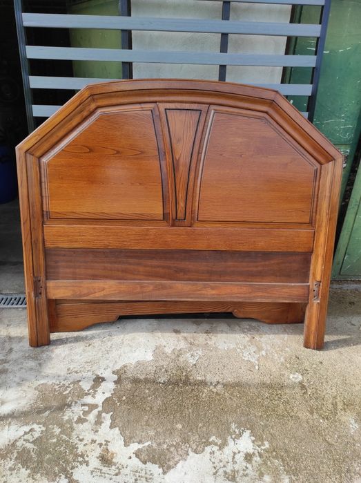 Cama de casal em castanho