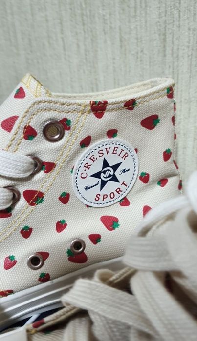 Високі кеди конверси Converse взуття в полуничках