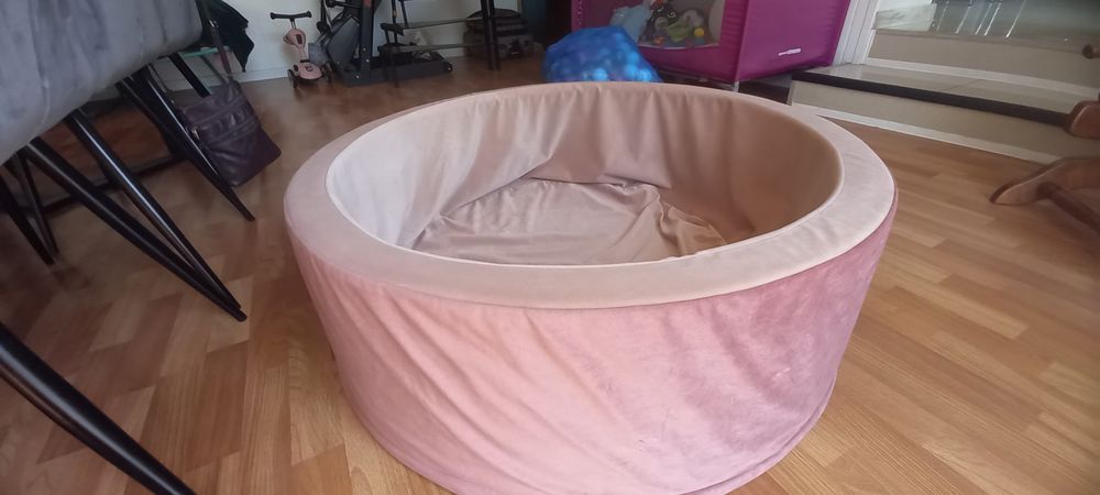 Suchy basen z kulkami