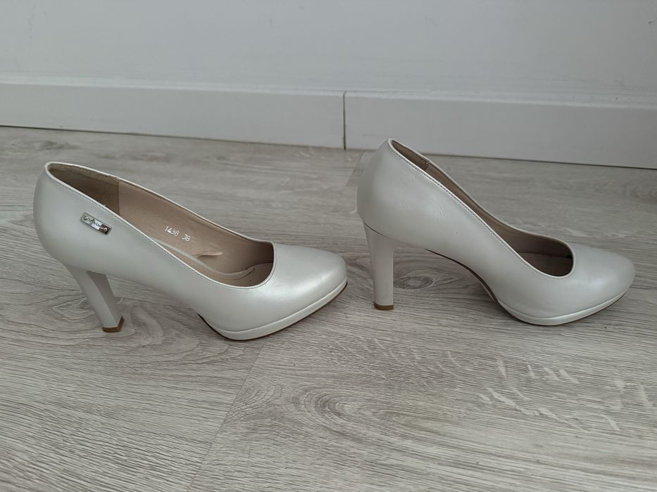 Buty na obcasie 38