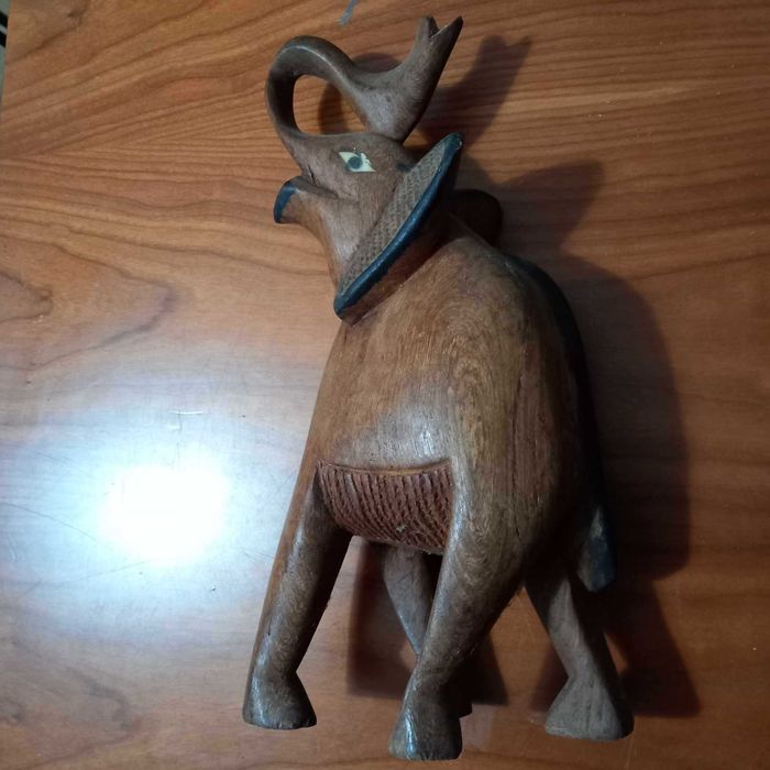Estatueta de elefante em madeira nobre
