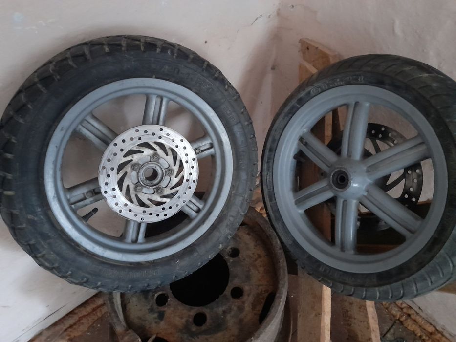 Продам колеса скутера апрілія125