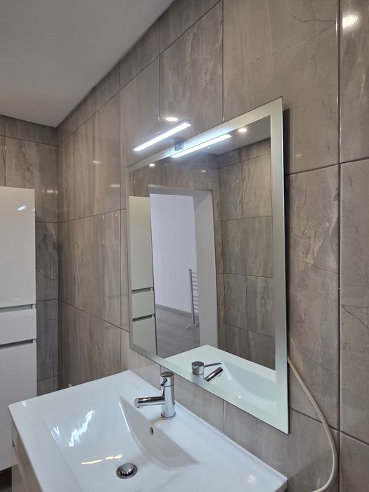 Móvel de casa de banho suspenso branco com lavatório e espelho LED