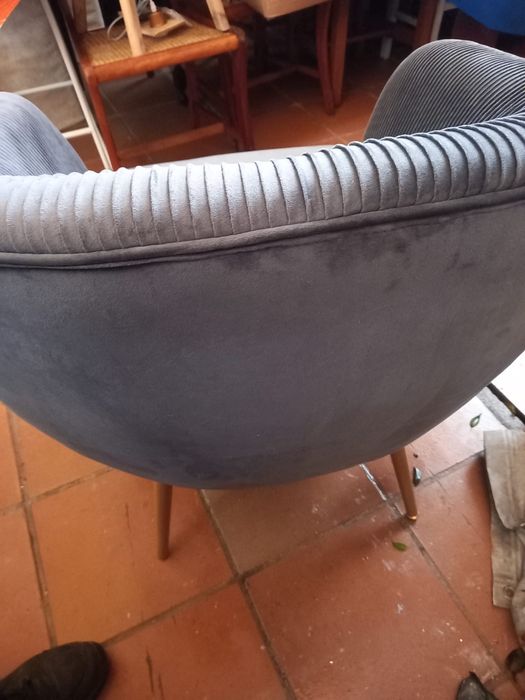 Cadeirão veludo cinza e metal