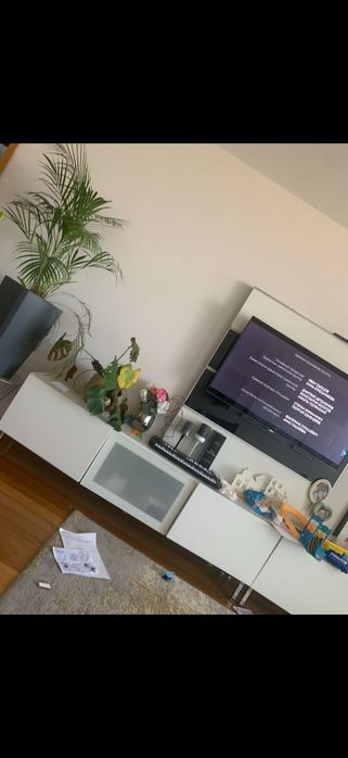 Modulo de movel de TV Besta 180x42x38 com portas brancas brilhantes e tampo de vidro .
