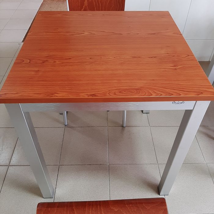 4 Mesas e 8 cadeiras com medida 70x70