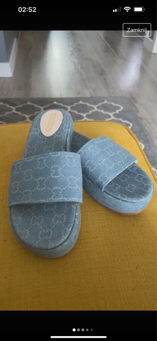 Jeansowe klapki w monogram