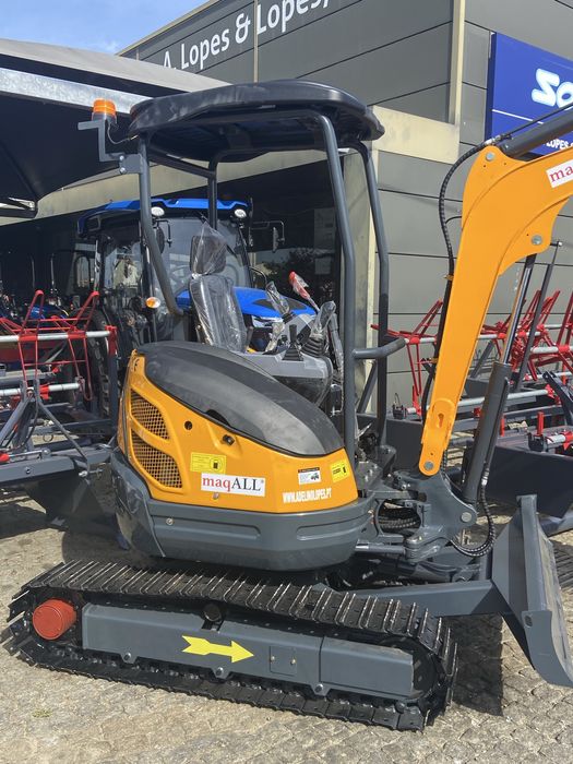 escavadora Giratoria 2500 kg motor kubota 20 cv com varios extras