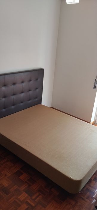 Base de cama de casal + cabeceira — Excelente estado