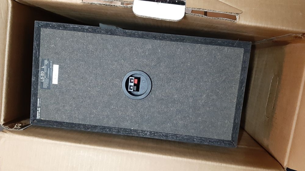 2 colunas de som japonesas