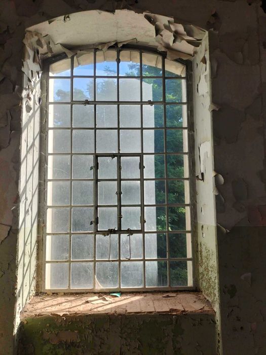 Stare  łukowe okna  żeliwne