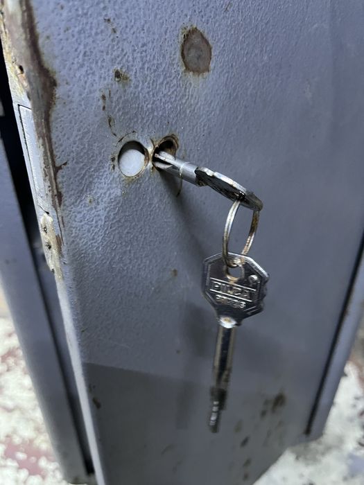 Шкаф охотничий (сейф оружейный) высота 86см/ширина 35см/глубина 25см