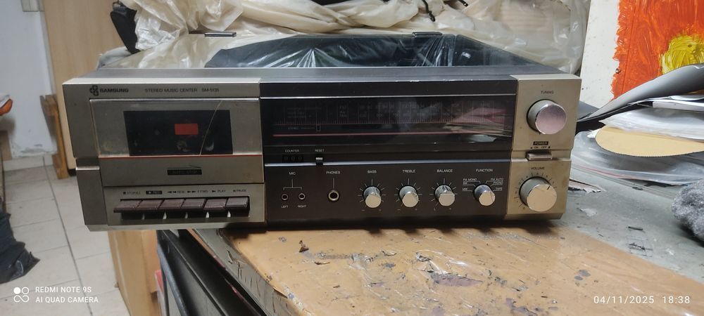 Rádio antigo com gira discos a trabalhar