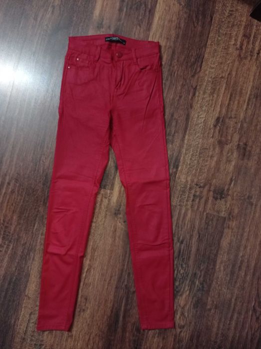 Spodnie Stradivarius roz 32 XXS ekoskóra bordowe czerwone jeansy rurki