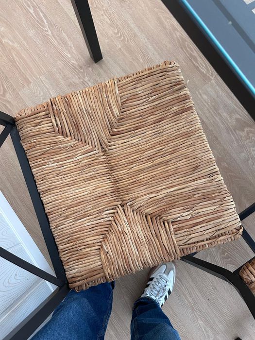 Mesa de jantar com tampo em vidro e 4 cadeiras com estrutura em Ferro e acento em verga.