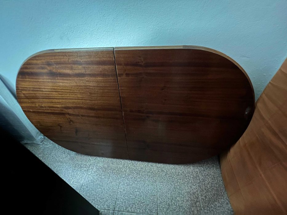 mesa de jantar, medidas:1,70cm por 1m fechada e 2m por 1m aberta.