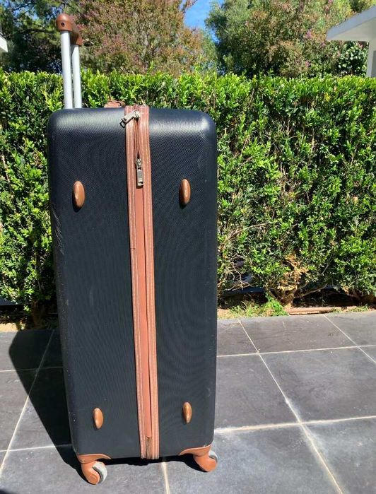 Mala de viagem grande com 4 rodas (marca Tommy Hilfiger)—em bom estado