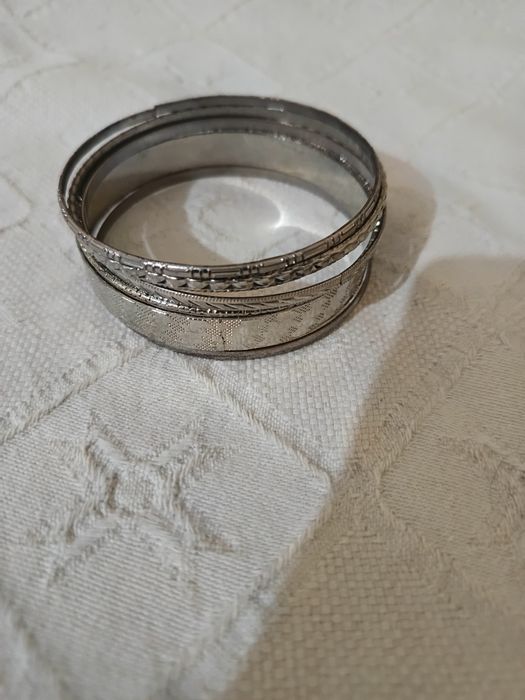 Pulseira com várias pulseiras , todas diferentes, em aço