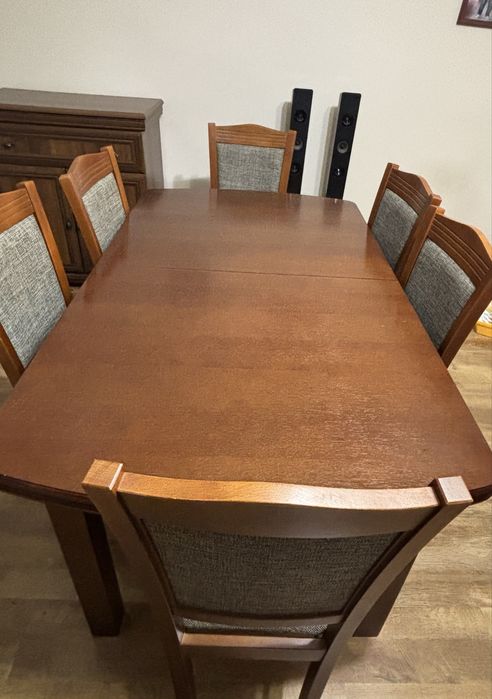 Stół do salonu lub jadalni z krzesłami