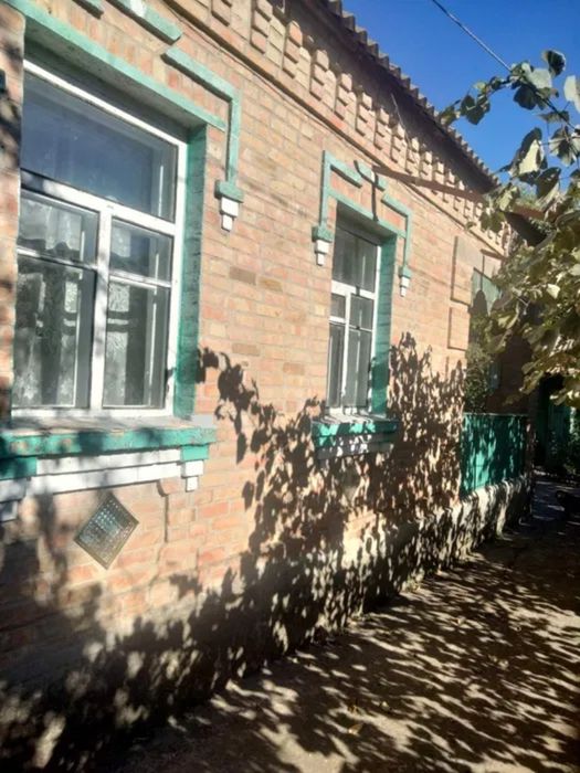 Продам два будинки на одній ділянкі.