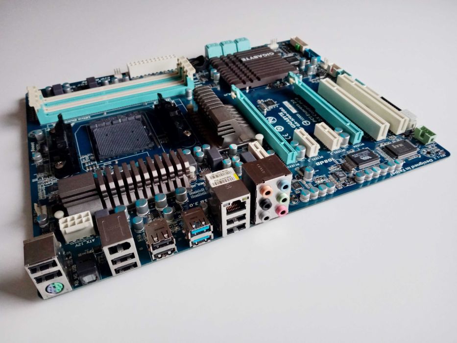 GIGABYTE GA-970A-UD3, socket AM3+, PCIe 2.0, DDR3, USB 3.0, IEEE 1394