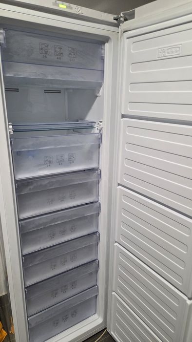 Arca Congeladora Beko 277L No Frost