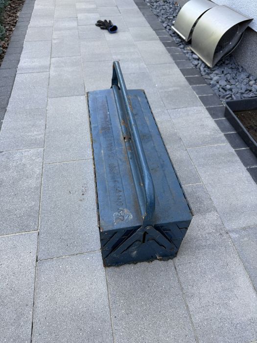 Metalowa skrzynka narzedziowa