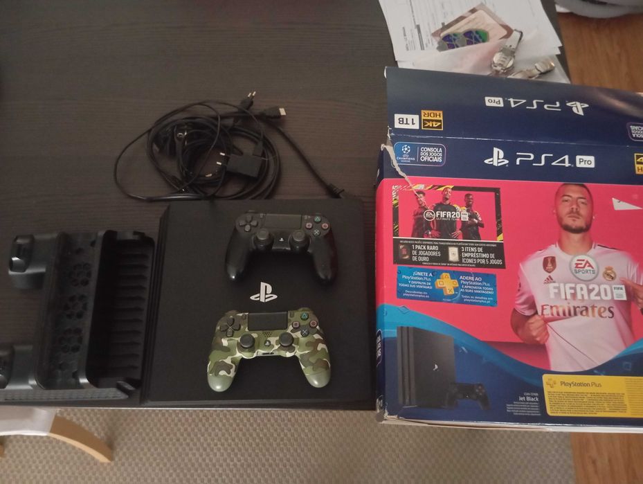 Ps4 pro 1T estado completamente bom com caixa