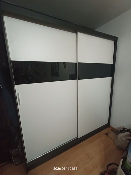 Szafa z przesuwnymi drzwiami