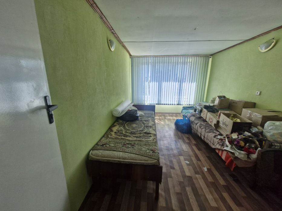 Крепкий жилой дом.