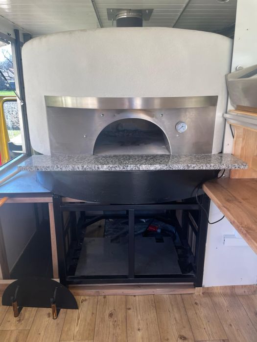 Piec do pizzy opalany drewnem