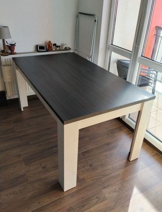 Stół wraz z  4 krzesłami Black Red White stan idealny
