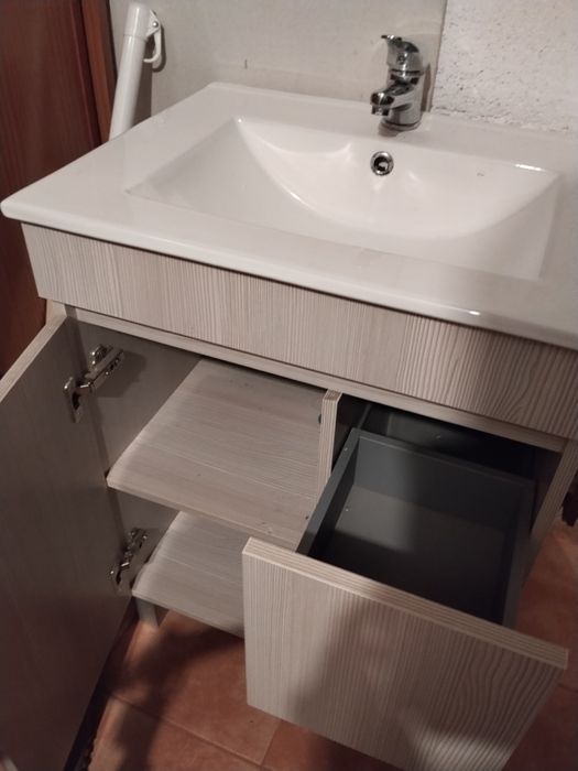 Móvel WC com torneiras,bichas e ralo.