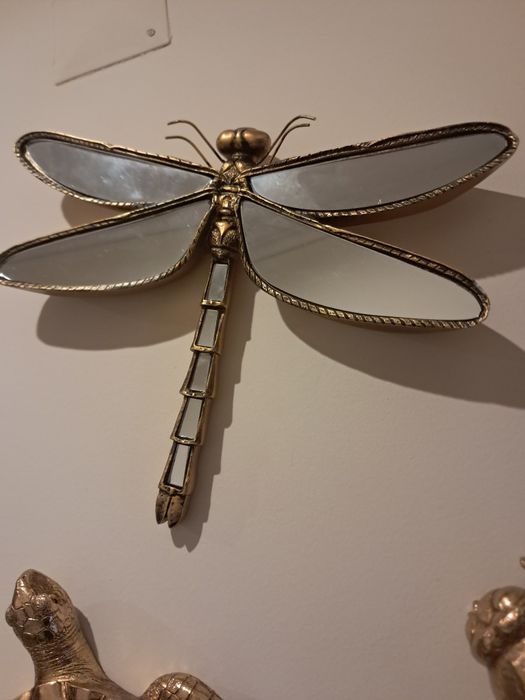 Várias peças em resina e vidro espelhados