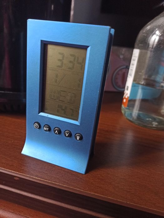 Годинник на батарейках, температура повітря.