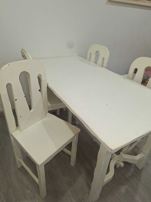 Mesa de madeira e 4 cadeiras