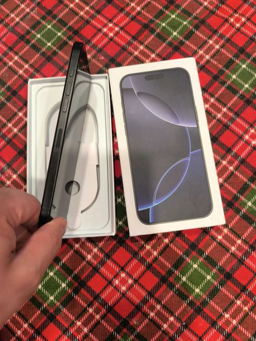 Мобильний телефон Iphone 16 pro max.Е НЮАНС.Зарядка 1v1.Читайте опис.