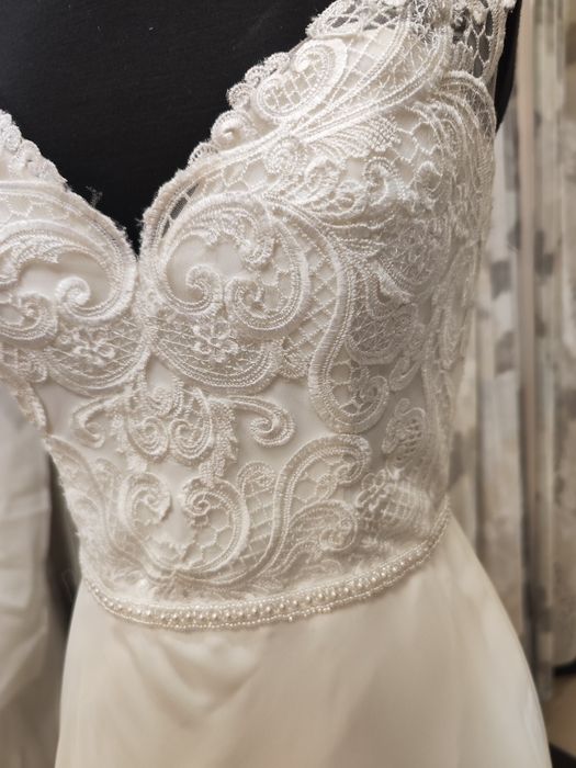 Suknia ślubna kremowa . Welon gratis.