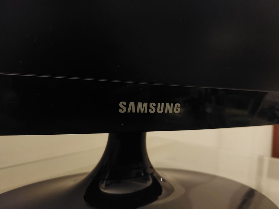 Samsung 24" Television SyncMaster T24B301Y / Samsung Remote Control64354197141377121