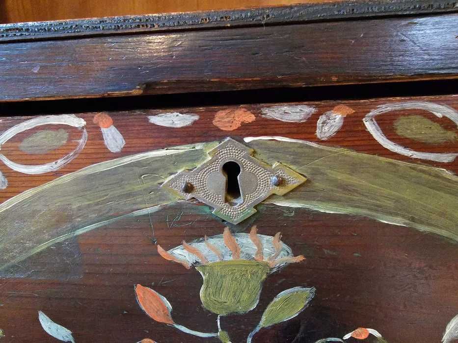 Drewniana, zabytkowa komoda