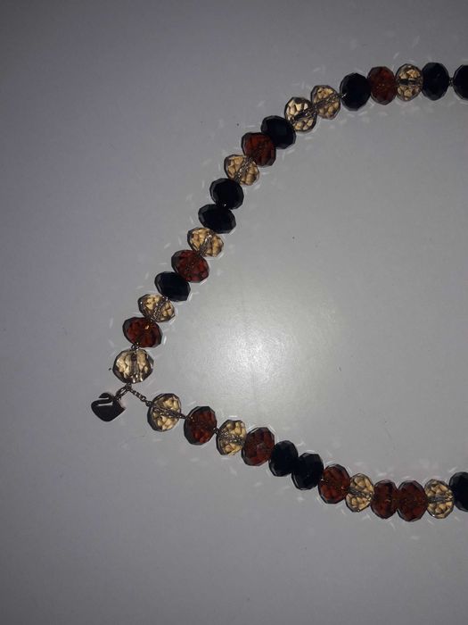 Колье Swarovski.