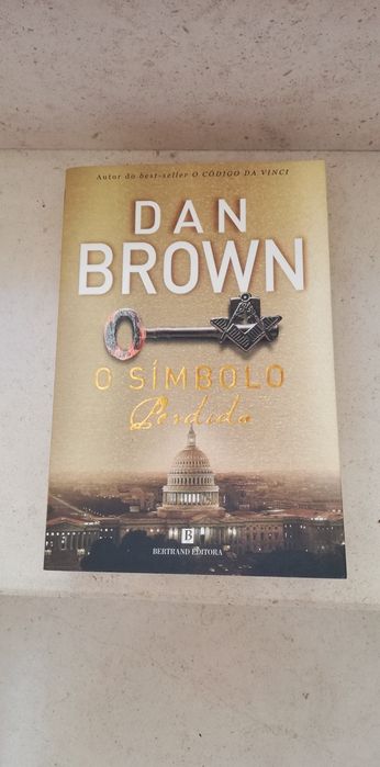 Vários livros do Dan Brown